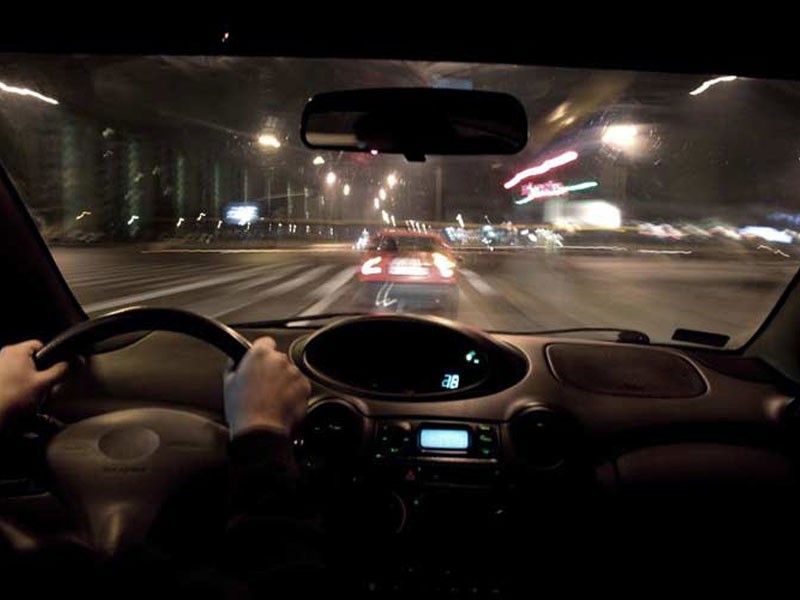 11 saveta za bezbednu vožnju noću