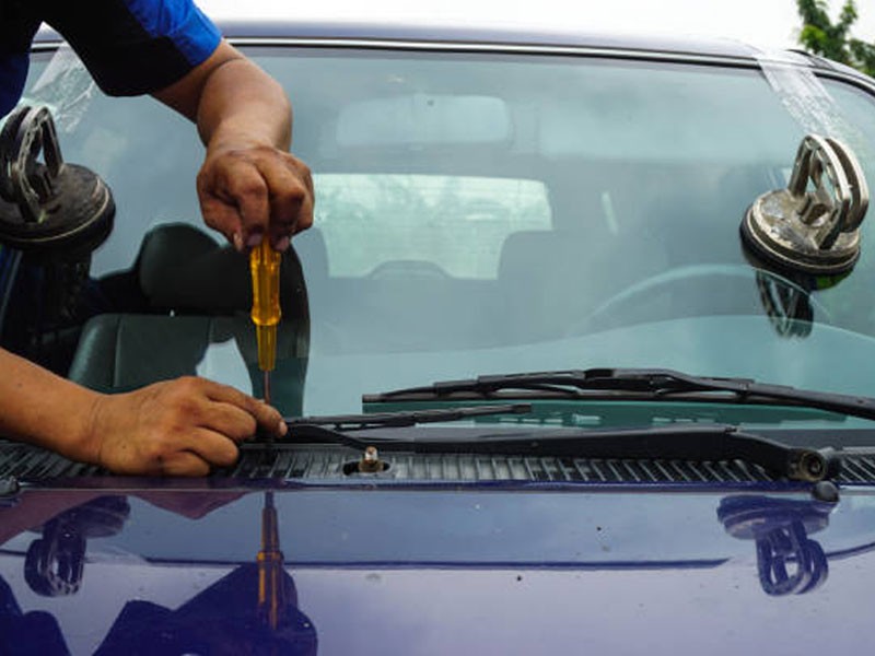 Kako privremeno sanirati razbijeni prozor na vozilu